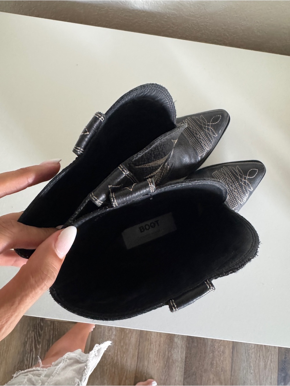 Golden Goose Wish Star 40mm Embroidered Leather Cowboy Boots – Black
Size 39 - Picture 6 of 14